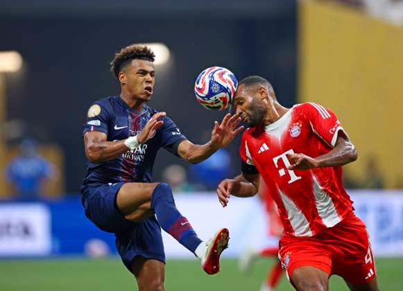05.07.2025, FIFA Club World Cup 2025, Viertelfinale, Paris St. Germain - FC Bayern München, im Mercedes-Benz Stadium (Atlanta, GA), v.li: Desire Doue (FC Paris Saint-Germain) gegen Jonathan Tah (FC Bayern München) *** 05 07 2025, FIFA Club World Cup 2025, quarter-final, Paris St Germain FC Bayern Munich, at Mercedes Benz Stadium Atlanta, GA , v li Desire Doue FC Paris Saint Germain vs Jonathan Tah FC Bayern Munich