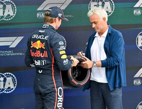 Formula 1, Qualification Session, Silverstone, UK, 05 July, 2025. 05 July 2025. Max Verstappen, (presented with the Pole Position Award by Jose Mourinho) Red Bull Racing, takes 1st place and Pole Position in the Qualification Session at the Formula 1 Qatar Airways British Grand Prix at Silverstone, Northamptonshire, UK., Credit:Lee Floyd Avalon UK, Northamptonshire, Silverstone Copyright: xLeexFloydx xAvalonx 1018969272