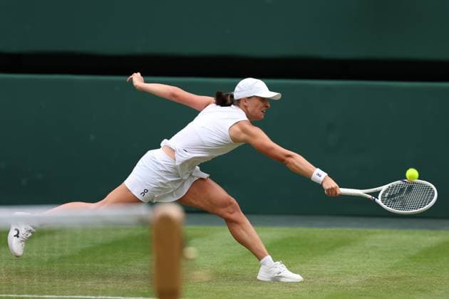 July 5, 2025, London, Celestynow, England: IGA SWIATEK of Poland during the match against D. Collins of USA in the third round of Championships 2025 at Wimbledon AELTC in London. London England - ZUMAc278 20250705_zsp_c278_041 Copyright: xMarcinxCholewinskix