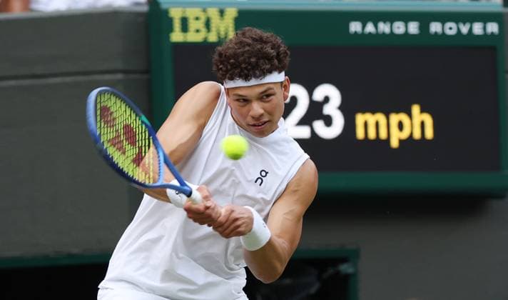USA s Ben Shelton plays a backhand in his third round match against Hungary s Marton Fucsovics on day six of the 2025 Wimbledon Championships in London on Saturday, July 05, 2025.  LON2025070589 HUGOxPHILPOTT