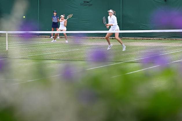 (250706) -- LONDON, July 6, 2025 -- Olivia Gadecki Desirae Krawczyk (L) compete during the women s doubles second round match between Jiang Xinyu of China Wu Fang-Hsien of Chinese Taipei and Olivia Gadecki of Australia Desirae Krawczyk of the United States at the Wimbledon Tennis Championships in London, Britain, July 5, 2025. ) (SP)BRITAIN-LONDON-TENNIS-WIMBLEDON-WOMEN S DOUBLES ZhaoxDingzhe 