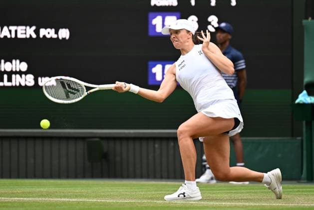 (250706) -- LONDON, July 6, 2025 -- Iga Swiatek hits a return during the women s singles third round match between Iga Swiatek of Poland and Danielle Collins of the United States at the Wimbledon Tennis Championships in London, Britain, July 5, 2025. ) (SP)BRITAIN-LONDON-TENNIS-WIMBLEDON-WOMEN S SINGLES ZhaoxDingzhe 