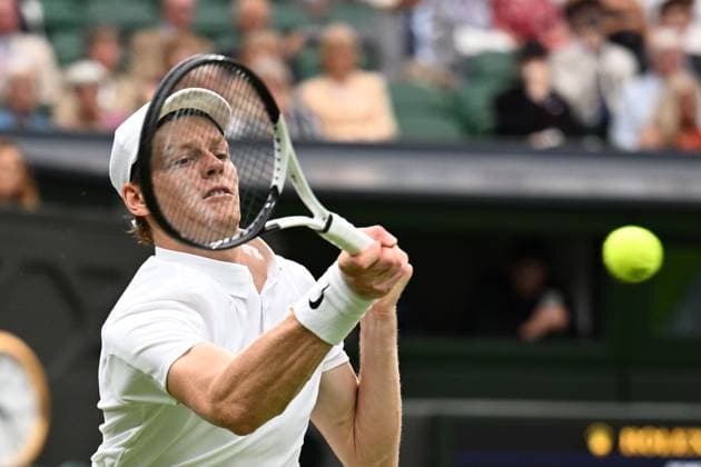 (250706) -- LONDON, July 6, 2025 -- Jannik Sinner hits a return during the men s singles third round match between Jannik Sinner of Italy and Pedro Martinez of Spain at the Wimbledon Tennis Championships in London, Britain, July 5, 2025. ) (SP)BRITAIN-LONDON-TENNIS-WIMBLEDON-MEN S SINGLES ZhaoxDingzhe 
