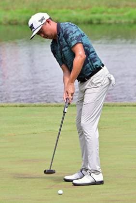 SILVIS, IL - JUL 05: Golfer David Lipsky putts on the 18 green during the third round of the John Deere PGA, Golf Herren Golf Classic on July 05, 2025, at TPC Deere Run in Silvis,IL. (Photo by Keith Gillett Icon Sportswire) GOLF: JUL 05 PGA John Deere Classic EDITORIAL USE ONLY Icon25070576
