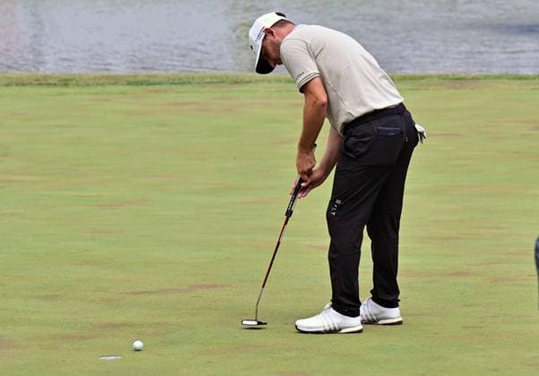 SILVIS, IL - JUL 05: Golfer Emiliano Grillo putts on the 18 green during the third round of the John Deere PGA, Golf Herren Golf Classic on July 05, 2025, at TPC Deere Run in Silvis,IL. (Photo by Keith Gillett Icon Sportswire) GOLF: JUL 05 PGA John Deere Classic EDITORIAL USE ONLY Icon25070578