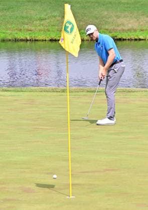 SILVIS, IL - JUL 05: Golfer Brian Campbell sinks a long putt on the 18 green during the third round of the John Deere PGA, Golf Herren Golf Classic on July 05, 2025, at TPC Deere Run in Silvis,IL. (Photo by Keith Gillett Icon Sportswire) GOLF: JUL 05 PGA John Deere Classic EDITORIAL USE ONLY Icon25070579
