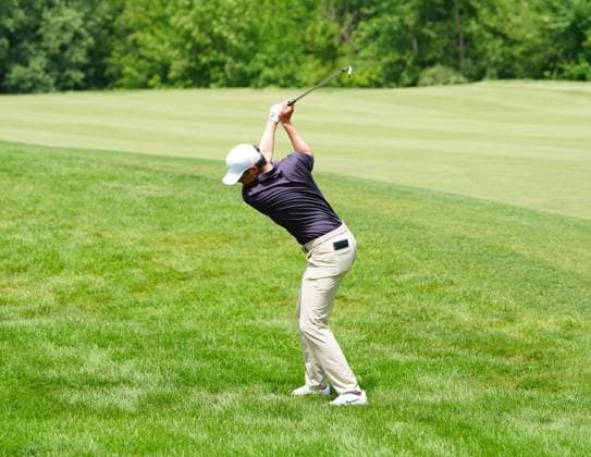 SILVIS, IL - JULY 05: PGA, Golf Herren golfer Davis Thompson plays a shot out of the rough on the 15th hole during the third round of the John Deere Classic on July 5, 2025, at TPC Deere Run in Silvis, Illinois. (Photo by Brian Spurlock Icon Sportswire) GOLF: JUL 05 PGA John Deere Classic EDITORIAL USE ONLY Icon25070514