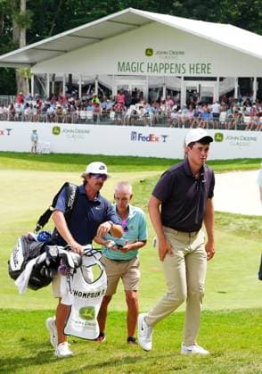 SILVIS, IL - JULY 05: PGA, Golf Herren golfer Davis Thompson walks off the 18th green leading the field by one stroke during the third round of the John Deere Classic on July 5, 2025, at TPC Deere Run in Silvis, Illinois. (Photo by Brian Spurlock Icon Sportswire) GOLF: JUL 05 PGA John Deere Classic EDITORIAL USE ONLY Icon25070522