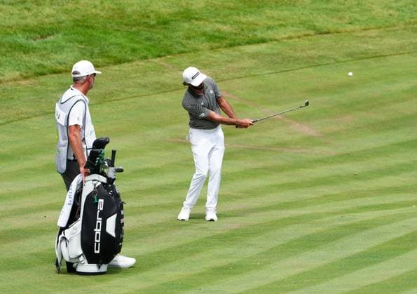 SILVIS, IL - JULY 05: PGA, Golf Herren golfer Max Homa chips on the 17th hole during the third round of the John Deere Classic on July 5, 2025, at TPC Deere Run in Silvis, Illinois. (Photo by Brian Spurlock Icon Sportswire) GOLF: JUL 05 PGA John Deere Classic EDITORIAL USE ONLY Icon25070525
