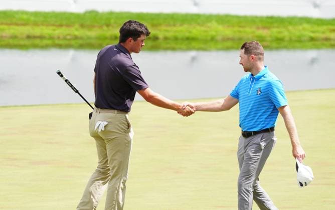 SILVIS, IL - JULY 05: PGA, Golf Herren golfer Davis Thompson on left shakes hands with golfer Brian Campbell after finishing on the 18th green during the third round of the John Deere Classic on July 5, 2025, at TPC Deere Run in Silvis, Illinois. (Photo by Brian Spurlock Icon Sportswire) GOLF: JUL 05 PGA John Deere Classic EDITORIAL USE ONLY Icon2507055
