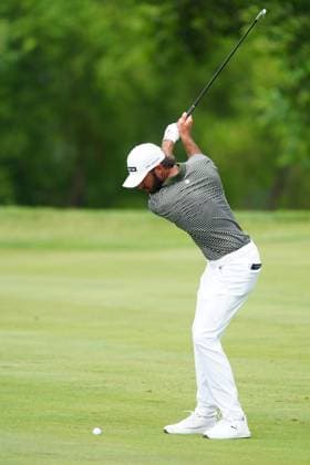 SILVIS, IL - JULY 05: PGA, Golf Herren golfer Max Homa plays a shot on the 15th hole during the John Deere Classic on July 5, 2025, at TPC Deere Run in Silvis, Illinois. (Photo by Brian Spurlock Icon Sportswire) GOLF: JUL 05 PGA John Deere Classic EDITORIAL USE ONLY Icon25070560