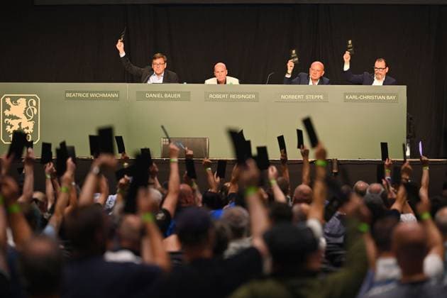 Podium mit v.li:Daniel BAUER;Robert REISINGER (Praesident 1860),Norbert STEPPE,Karl Christian BAY. Abstimmung,Stimmkarte. Mitgliederversammlung TSV 1860 Muenchen am 06.07.2025 im Zenith,