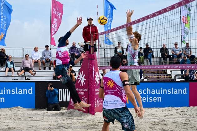 Beachvollyball I Herren I Damen I Halbfinale I National l St. Peter Ording I Strand I Sandbank I Festival Charakter I SPO I 06.07.2025 I v.l. Zemljak Nejc (1. Beachclub Kiel) gegen Wolf Peter (TuSA 06 Duesseldorf) , Rock the Beach - die Nationale Beach-Vollyball Serie mit Festival-Charakter auf der Sandbank Strand in Ording vom 04.07. - 06.07.2025 , Qualifikation zur Deutschen Meisterschaft , Ording Sandbank Schleswig-Holstein Deutschland