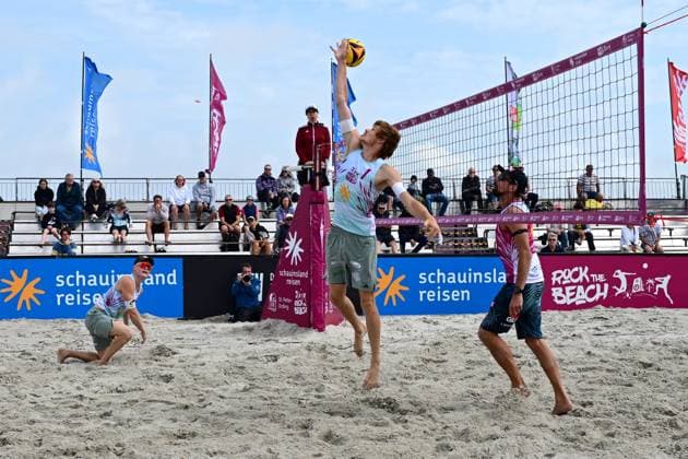 Beachvollyball I Herren I Damen I Halbfinale I National l St. Peter Ording I Strand I Sandbank I Festival Charakter I SPO I 06.07.2025 I v.l. Wolf Georg (Eintracht Spontent) , Wolf Peter (TuSA 06 Duesseldorf) , Erdmann Jonathan (1. Beachclub Kiel) , Rock the Beach - die Nationale Beach-Vollyball Serie mit Festival-Charakter auf der Sandbank Strand in Ording vom 04.07. - 06.07.2025 , Qualifikation zur Deutschen Meisterschaft , Ording Sandbank Schleswig-Holstein Deutschland