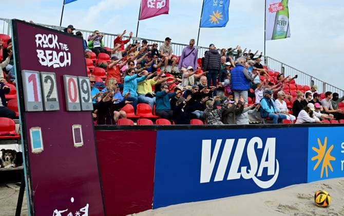 Beachvollyball I Herren I Damen I Halbfinale I National l St. Peter Ording I Strand I Sandbank I Festival Charakter I SPO I 06.07.2025 I Spass auf der Tribuene Center Court , Rock the Beach - die Nationale Beach-Vollyball Serie mit Festival-Charakter auf der Sandbank Strand in Ording vom 04.07. - 06.07.2025 , Qualifikation zur Deutschen Meisterschaft , Ording Sandbank Schleswig-Holstein Deutschland