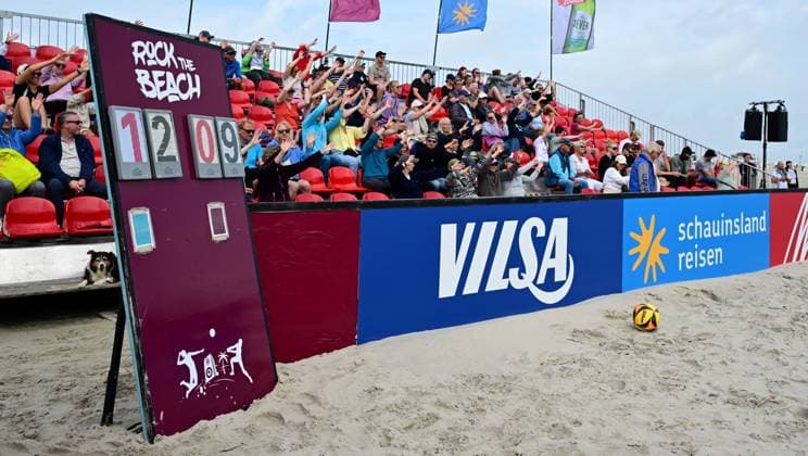 Beachvollyball I Herren I Damen I Halbfinale I National l St. Peter Ording I Strand I Sandbank I Festival Charakter I SPO I 06.07.2025 I Spass auf der Tribuene Center Court , Rock the Beach - die Nationale Beach-Vollyball Serie mit Festival-Charakter auf der Sandbank Strand in Ording vom 04.07. - 06.07.2025 , Qualifikation zur Deutschen Meisterschaft , Ording Sandbank Schleswig-Holstein Deutschland
