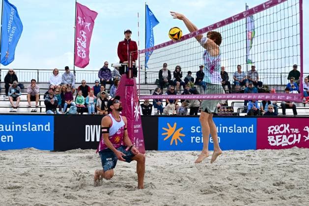 Beachvollyball I Herren I Damen I Halbfinale I National l St. Peter Ording I Strand I Sandbank I Festival Charakter I SPO I 06.07.2025 I v.l. Erdmann Jonathan (1. Beachclub Kiel) , Wolf Peter (TuSA 06 Duesseldorf) , Rock the Beach - die Nationale Beach-Vollyball Serie mit Festival-Charakter auf der Sandbank Strand in Ording vom 04.07. - 06.07.2025 , Qualifikation zur Deutschen Meisterschaft , Ording Sandbank Schleswig-Holstein Deutschland