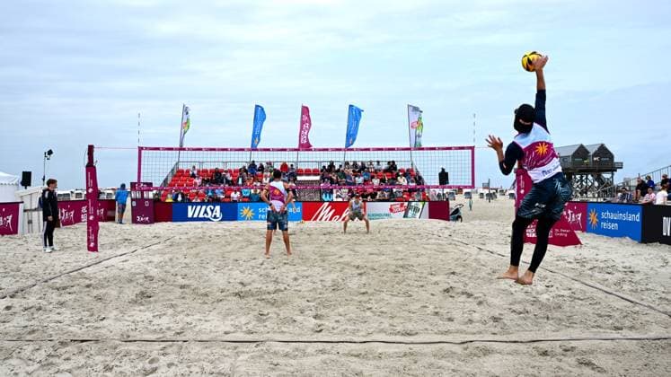 Beachvollyball I Herren I Damen I Halbfinale I National l St. Peter Ording I Strand I Sandbank I Festival Charakter I SPO I 06.07.2025 I vorne v.l. Erdmann Jonathan (1. Beachclub Kiel) , Zemljak Nejc (1. Beachclub Kiel) , hinten Rock the Beach - die Nationale Beach-Vollyball Serie mit Festival-Charakter auf der Sandbank Strand in Ording vom 04.07. - 06.07.2025 , Qualifikation zur Deutschen Meisterschaft , Ording Sandbank Schleswig-Holstein Deutschland