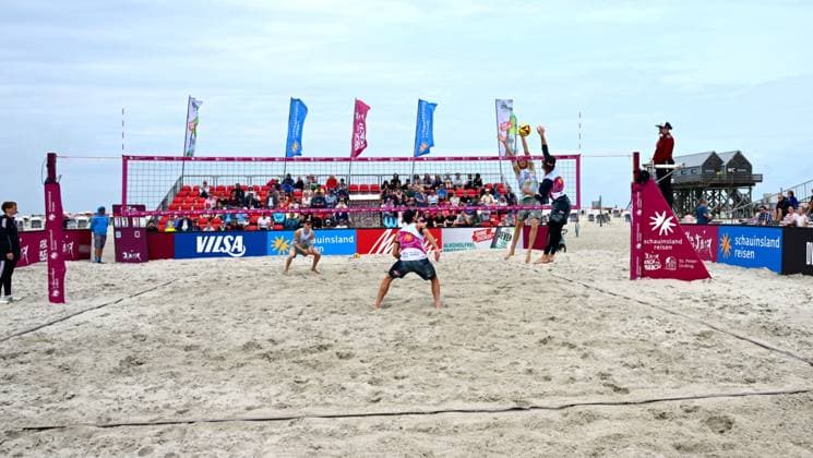 Beachvollyball I Herren I Damen I Halbfinale I National l St. Peter Ording I Strand I Sandbank I Festival Charakter I SPO I 06.07.2025 I vorne v.l. Erdmann Jonathan (1. Beachclub Kiel) , Zemljak Nejc (1. Beachclub Kiel) , hinten v.r. Wolf Peter (TuSA 06 Duesseldorf) und Wolf Georg (Eintracht Spontent) , Rock the Beach - die Nationale Beach-Vollyball Serie mit Festival-Charakter auf der Sandbank Strand in Ording vom 04.07. - 06.07.2025 , Qualifikation zur Deutschen Meisterschaft , Ording Sandbank Schleswig-Holstein Deutschland