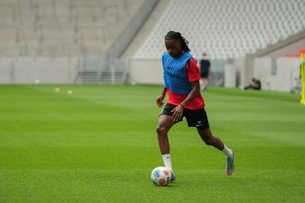 Trainingsauftakt SC Freiburg, 06.07.2025 Jordy Makengo (SC Freiburg, 33) mit dem Ball Trainingsauftakt SC Freiburg, Europa-Park-Stadion, 25.01.2025 DFB DFL REGULATIONS PROHIBIT ANY USE OF PHOTOGRAPHS AS IMAGE SEQUENCES AND OR QUASI-VIDEO. Copyright: xBEAUTIFULxSPORTS Boscox