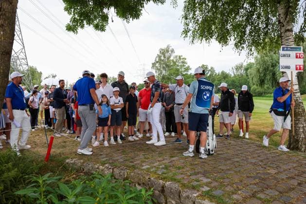 Matti Schmid (GER) liegt im Graben und muss droppen, 36. BMW International Open 2025, Golf, DP World Tour, Herren, Finale, 06.07.2025 Eichenried Bayern Deutschland