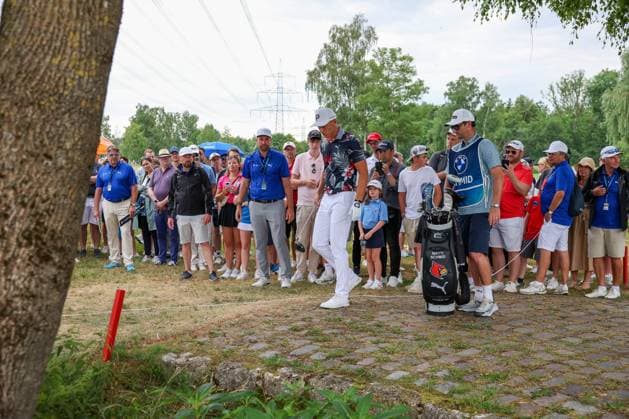 Matti Schmid (GER) liegt im Graben und muss droppen, 36. BMW International Open 2025, Golf, DP World Tour, Herren, Finale, 06.07.2025 Eichenried Bayern Deutschland