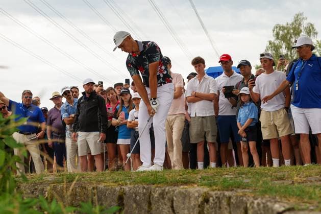 Matti Schmid (GER) liegt im Graben und muss droppen, 36. BMW International Open 2025, Golf, DP World Tour, Herren, Finale, 06.07.2025 Eichenried Bayern Deutschland