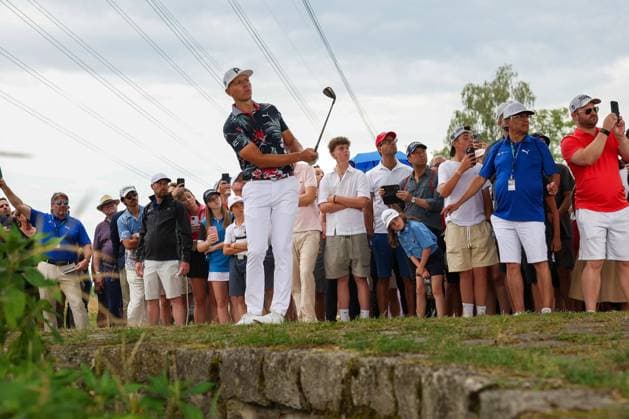 Matti Schmid (GER) liegt im Graben und muss droppen, 36. BMW International Open 2025, Golf, DP World Tour, Herren, Finale, 06.07.2025 Eichenried Bayern Deutschland *** Matti Schmid GER lies in the ditch and has to drop, 36 BMW International Open 2025, Golf, DP World Tour, Men, Final, 06 07 2025 Eichenried Bavaria Germany Copyright: xkolbert-press ChristianxKolbertx