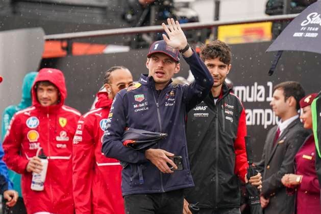 FORMULA 1 BRITISH GRAND PRIX 2025 Max Verstappen 1 (NED), Oracle Red Bull Racing RB21 applauds the fans at the drivers track parade during the FORMULA 1 QATAR AIRWAYS BRITISH GRAND PRIX 2025 at the Silverstone Circuit, Silverstone, England, United Kingdom on 6 July 2025 Credit: Robbie Hoad Every Second Media Editorial use only. All images are copyright Every Second Media Limited. No images may be reproduced without prior permission. Copyright: xIMAGO EveryxSecondxMediax ESM-1520-0013 RobbiexHoadx xEveryxSecondxMediax