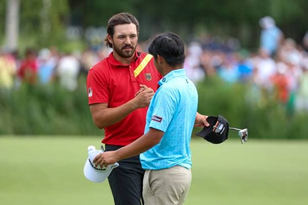 Amateur Tim Wiedemeyer (GER) klatscht Kazuma Kobori (NZL) nach dem Spiel ab, 36. BMW International Open 2025, Golf, DP World Tour, Herren, Finale, 06.07.2025 Eichenried Bayern Deutschland