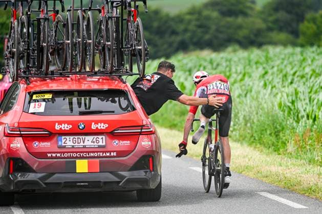 Tour de France 2025 Stage 2 BOULOGNE-SUR-MER, FRANCE - JULY 06 : Drizners Jarrad (AUS) of Lotto coping with a technical problem during stage 2 of the 112th edition of Tour de France an UCI World Tour 2.UWT cycling road race stage for Men Elite of 212 km with start in Lauwin-Planque and finish in Boulogne-sur-Mer on July 6, 2025 in Boulogne-sur-Mer, France, 06 07 2025 ( Motordriver Kenny Verfaillie - Boulogne-sur-Mer France  Copyright: xJanxDexMeuleneirx