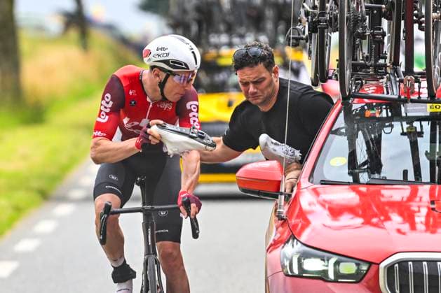 Tour de France 2025 Stage 2 BOULOGNE-SUR-MER, FRANCE - JULY 06 : Drizners Jarrad (AUS) of Lotto coping with a technical problem during stage 2 of the 112th edition of Tour de France an UCI World Tour 2.UWT cycling road race stage for Men Elite of 212 km with start in Lauwin-Planque and finish in Boulogne-sur-Mer on July 6, 2025 in Boulogne-sur-Mer, France, 06 07 2025 ( Motordriver Kenny Verfaillie - Boulogne-sur-Mer France  Copyright: xJanxDexMeuleneirx