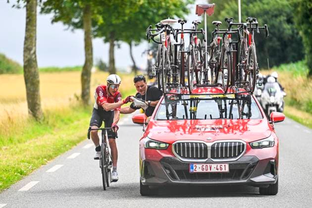 Tour de France 2025 Stage 2 BOULOGNE-SUR-MER, FRANCE - JULY 06 : Drizners Jarrad (AUS) of Lotto coping with a technical problem during stage 2 of the 112th edition of Tour de France an UCI World Tour 2.UWT cycling road race stage for Men Elite of 212 km with start in Lauwin-Planque and finish in Boulogne-sur-Mer on July 6, 2025 in Boulogne-sur-Mer, France, 06 07 2025 ( Motordriver Kenny Verfaillie - Boulogne-sur-Mer France  Copyright: xJanxDexMeuleneirx