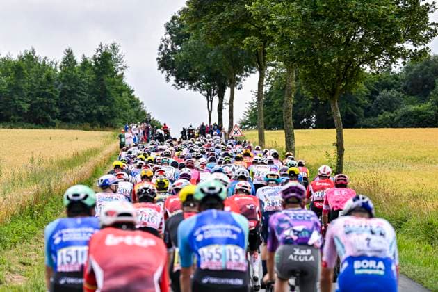 Tour de France 2025 Stage 2 BOULOGNE-SUR-MER, FRANCE - JULY 06 : Illustration picture of the peloton during stage 2 of the 112th edition of Tour de France an UCI World Tour 2.UWT cycling road race stage for Men Elite of 212 km with start in Lauwin-Planque and finish in Boulogne-sur-Mer on July 6, 2025 in Boulogne-sur-Mer, France, 06 07 2025 ( Motordriver Kenny Verfaillie - Boulogne-sur-Mer France  Copyright: xJanxDexMeuleneirx