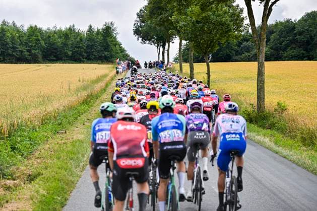 Tour de France 2025 Stage 2 BOULOGNE-SUR-MER, FRANCE - JULY 06 : Illustration picture of the peloton during stage 2 of the 112th edition of Tour de France an UCI World Tour 2.UWT cycling road race stage for Men Elite of 212 km with start in Lauwin-Planque and finish in Boulogne-sur-Mer on July 6, 2025 in Boulogne-sur-Mer, France, 06 07 2025 ( Motordriver Kenny Verfaillie - Boulogne-sur-Mer France  Copyright: xJanxDexMeuleneirx