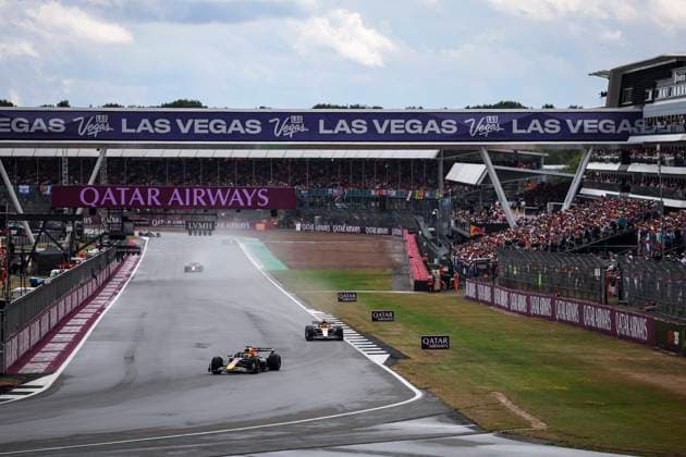 F1 - BRITISH GRAND PRIX 2025 01 VERSTAPPEN Max (nld), Red Bull Racing RB21, action 81 PIASTRI Oscar (aus), McLaren F1 Team MCL39, action during the Formula 1 Qatar Airways British Grand Prix 2025, 12th round of the 2025 FIA Formula One World Championship, WM, Weltmeisterschaft from July 4 to 6, 2025 on the Silverstone Circuit, in Silverstone, United Kingdom - SilverstoneUnited Kingdom Copyright: xEricxAlonsox