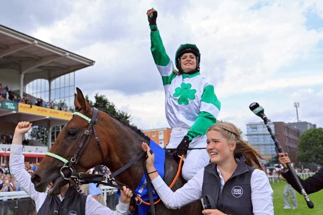 06.07.2025, Hamburg, Hansestadt-Hamburg, GER - Hamburg, Hochkoenig mit Nina Baltromei nach dem Sieg im IDEE 156. Deutsches Derby. Galopprennbahn Hamburg-Horn. () 250706D904HAMBURG.JPG *** 06 07 2025, Hamburg, Hansestadt Hamburg, GER Hamburg, Hochkoenig with Nina Baltromei after winning the IDEE 156 German Derby Galopprennbahn Hamburg Horn 250706D904HAMBURG JPG