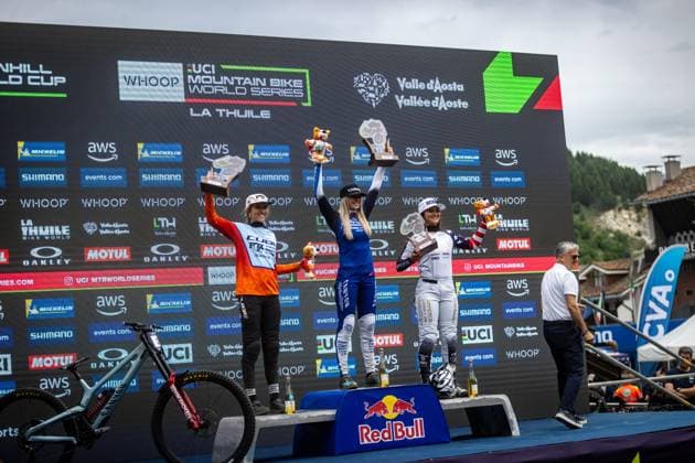 Whoop Downhill Worldcup La Thuile Podium Junior Womanat Whoop Downhill Worldcup La Thuile, 06.07.2025,in La Thuile,ITA Foto: Sebastian Sternemann