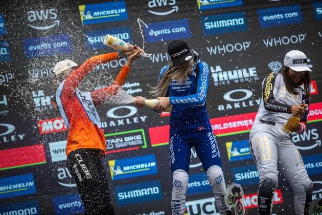 Whoop Downhill Worldcup La Thuile Podium Junior Womanat Whoop Downhill Worldcup La Thuile, 06.07.2025,in La Thuile,ITA Foto: Sebastian Sternemann