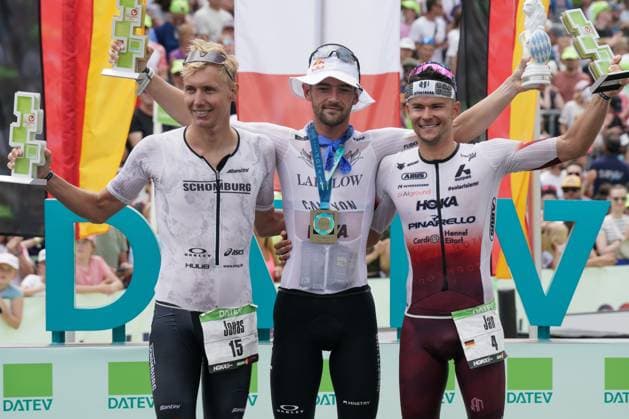 DATEV Challenge Roth 2025 Das Podium der Männer (v.l.n.r) Platz2: Jonas Schomburg (GER, 15), Sieger Sam Laidlow (FRA, 1) und auf dem dritten Platz Jan Stratmann (GER, 4) beim Triathlon DATEV Challenge Roth, ausgetragen am 06.07.2025 *** DATEV Challenge Roth 2025 The mens podium from l n r 2nd place Jonas Schomburg GER, 15 , winner Sam Laidlow FRA, 1 and in third place Jan Stratmann GER, 4 at the DATEV Challenge Roth triathlon, held on 06 07 2025 Copyright: xBEAUTIFULxSPORTS Kiesewetterx