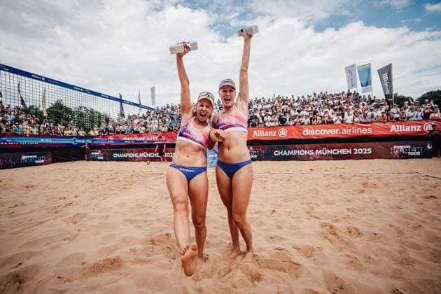 Beachvolleyball Frauen Allianz German Beach Tour 2025 Tourstop München 06.07.2025 v.l. Karla Borger und Marie Schieder gewinnen den Tourstop in München und halten jubelnd die Trophäe in die Luft München Zentraler Hochschulsport Münche Bayern Deutschland