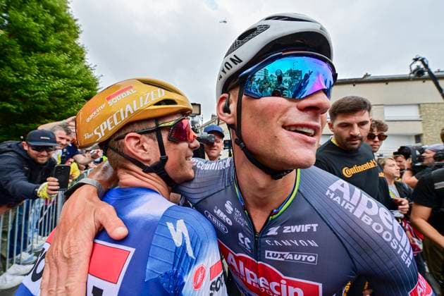 Tour de France 2025 Stage 2 BOULOGNE-SUR-MER, FRANCE - JULY 06 : Van Der Poel Mathieu (NED) of Alpecin - Deceuninck celebrating his victory with Evenepoel Remco (BEL) of Soudal - Quick Step during stage 2 of the 112th edition of Tour de France an UCI World Tour 2.UWT cycling road race stage for Men Elite of 212 km with start in Lauwin-Planque and finish in Boulogne-sur-Mer on July 6, 2025 in Boulogne-sur-Mer, France, 06 07 2025 ( Motordriver Kenny Verfaillie - Boulogne-sur-Mer France  Copyright: xPetexGodingx