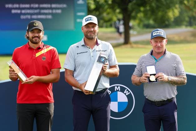 Amateur Tim Wiedemeyer (GER), Gewinner der 36. BMW international Open, Daniel Brown (ENG) mit seinem Caddy Neal, 36. BMW International Open 2025, Golf, DP World Tour, Herren, Finale, 06.07.2025 Eichenried Bayern Deutschland