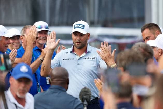 Gewinner der 36. BMW international Open, Daniel Brown (ENG) mit seinem Caddy Neal, 36. BMW International Open 2025, Golf, DP World Tour, Herren, Finale, 06.07.2025 Eichenried Bayern Deutschland