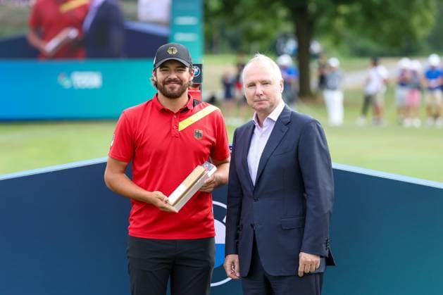 Amateur Tim Wiedemeyer (GER) und Jochen Goller Mitglied ses Vorstands BMW, 36. BMW International Open 2025, Golf, DP World Tour, Herren, Finale, 06.07.2025 Eichenried Bayern Deutschland