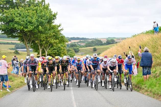 Tour de France 2025 Stage 2 BOULOGNE-SUR-MER, FRANCE - JULY 06 : Illustration picture of the peloton, Van Aert Wout (BEL) of Team Visma - Lease a Bike, Evenepoel Remco (BEL) of Soudal - Quick Step, during stage 2 of the 112th edition of Tour de France an UCI World Tour 2.UWT cycling road race stage for Men Elite of 212 km with start in Lauwin-Planque and finish in Boulogne-sur-Mer on July 6, 2025 in Boulogne-sur-Mer, France, 06 07 2025 ( Motordriver Kenny Verfaillie - Boulogne-sur-Mer France  Copyright: xJanxDexMeuleneirx