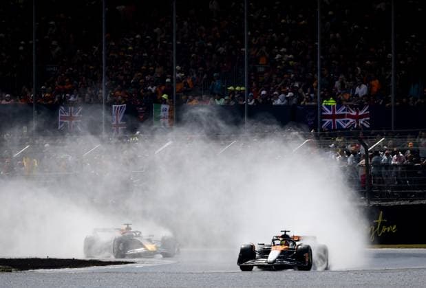 SILVERSTONE - Oscar Piastri (McLaren) and Max Verstappen (Red Bull Racing) in action on the Silverstone circuit for the Great Britain Grand Prix. ANP SEM VAN DER WAL xVIxANPxSportx xxANPxIVx 531038016 originalFilename: 531038016.jpg