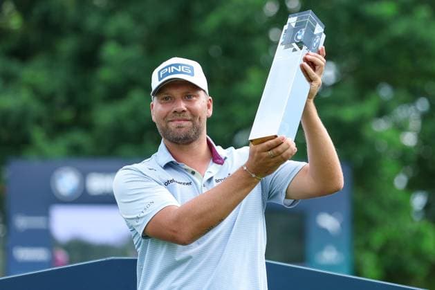 Golf DP World Tour European Tour Tag 4 Finaltag BMW International Open 2025 am 06.07.2025 im Golf Club Eichenried Daniel Brown ( England ), mitte mit dem Pokal