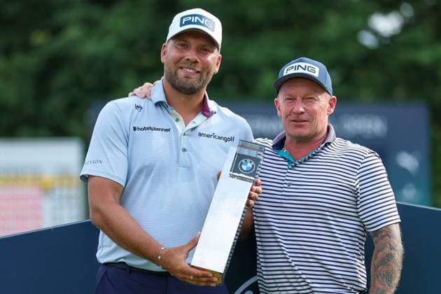 Golf DP World Tour European Tour Tag 4 Finaltag BMW International Open 2025 am 06.07.2025 im Golf Club Eichenried Daniel Brown ( England ), links - Caddy Neal, rechts mit dem Pokal