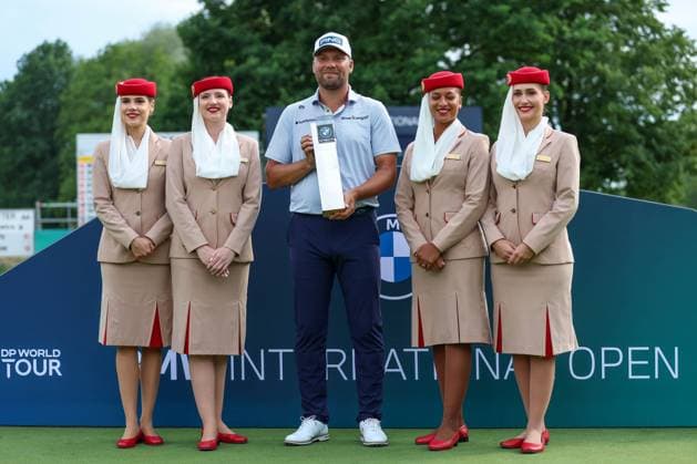 Golf DP World Tour European Tour Tag 4 Finaltag BMW International Open 2025 am 06.07.2025 im Golf Club Eichenried Daniel Brown ( England ), mitte mit dem Pokal